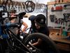 Mountainbike reparieren in einem Bikegeschäft in der Aletsch Arena